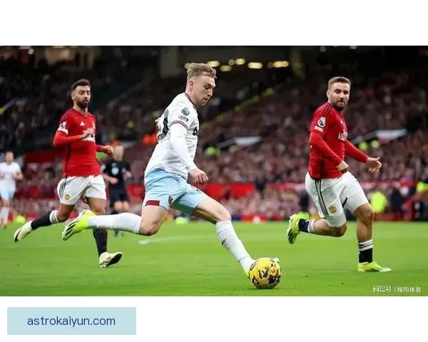 滕哈赫在关键比赛中的表现持续提升，球队状态备受关注